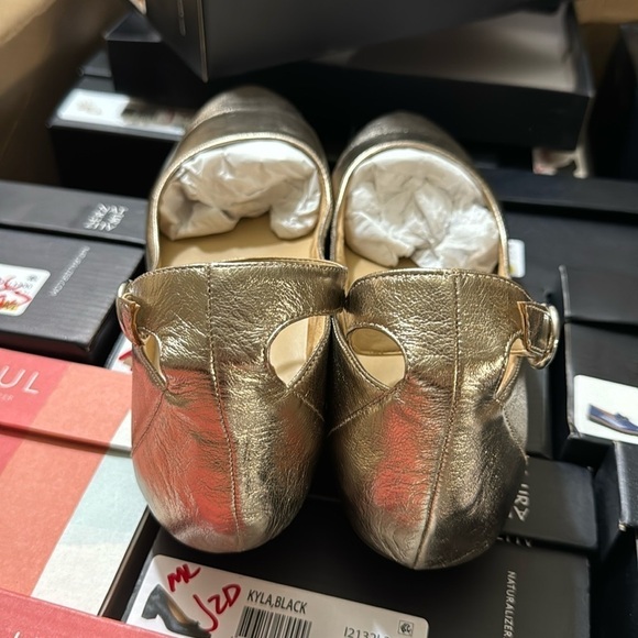 NATURALIZER Maxwell Strap Flats - Picture 7 of 7